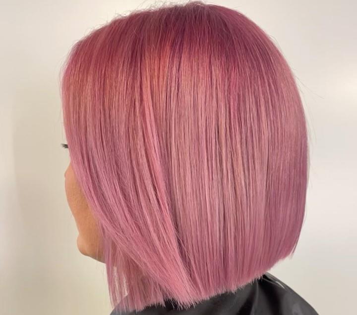 Bakhode av kvinne med rosafarget hår - Klikk for stort bilde