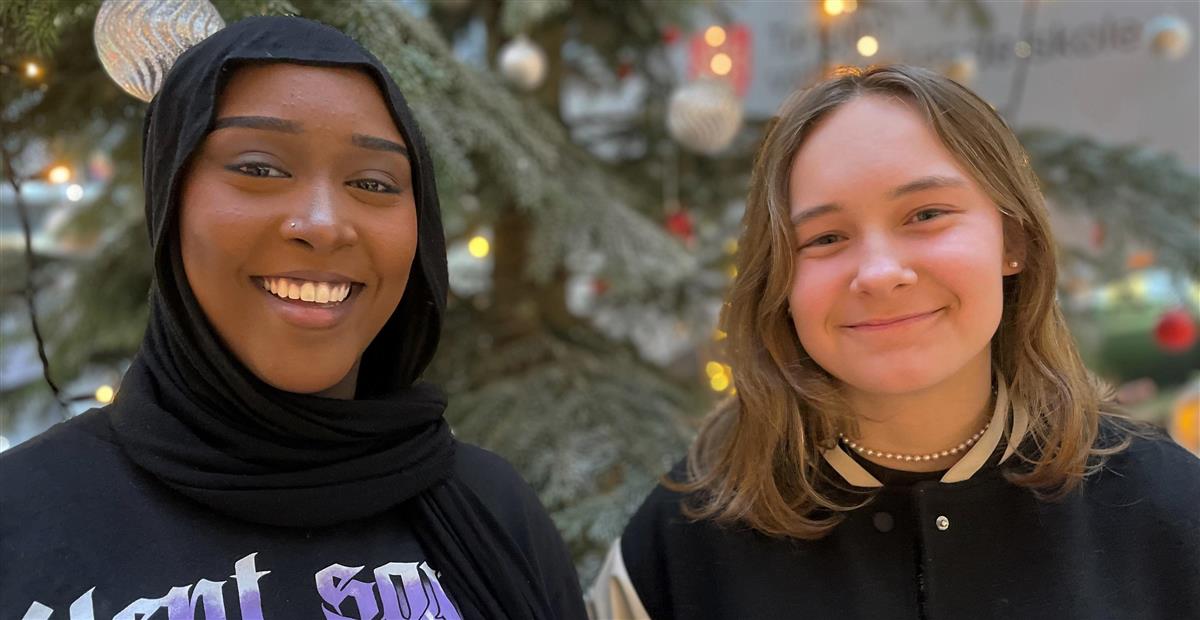 To unge jenter, en med hijab - Klikk for stort bilde