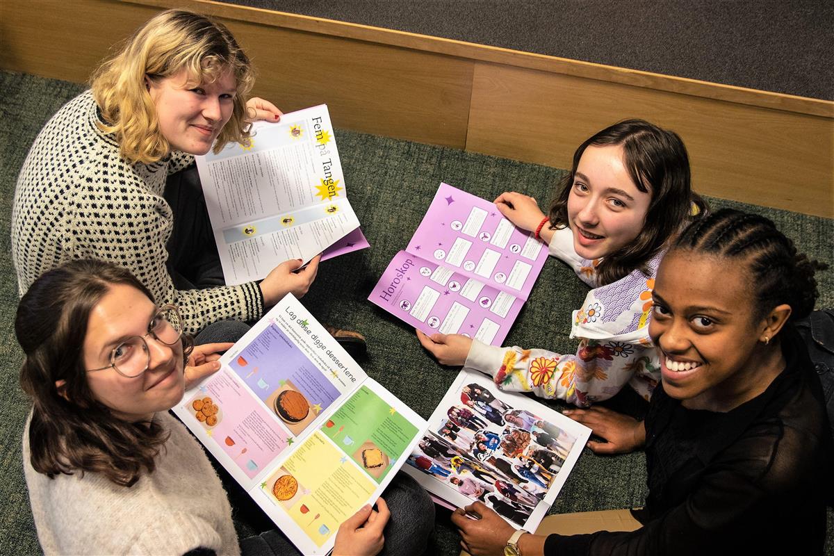 Fire jenter med avis i A-4 - Klikk for stort bilde