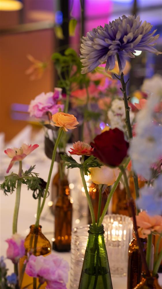 blomster på bord - Klikk for stort bilde