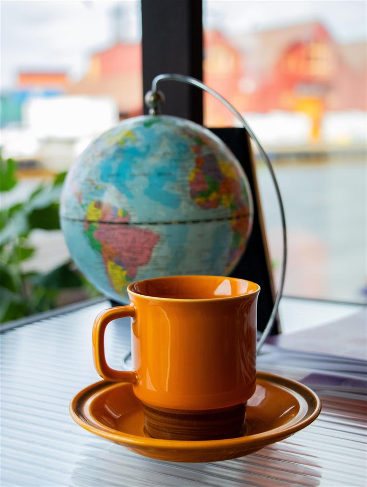 kaffekopp og globus - Klikk for stort bilde