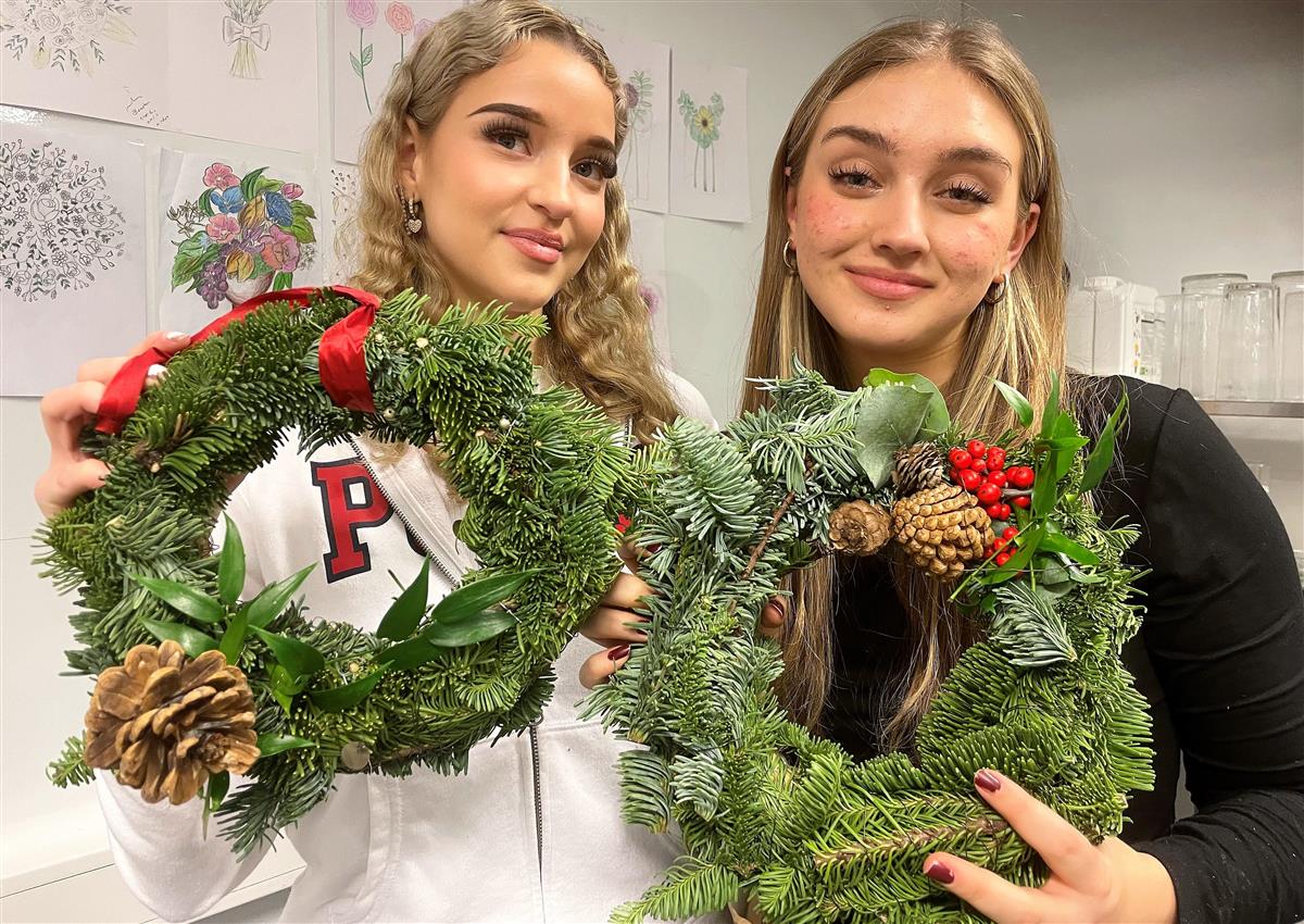 To unge jenter med julekrans - Klikk for stort bilde