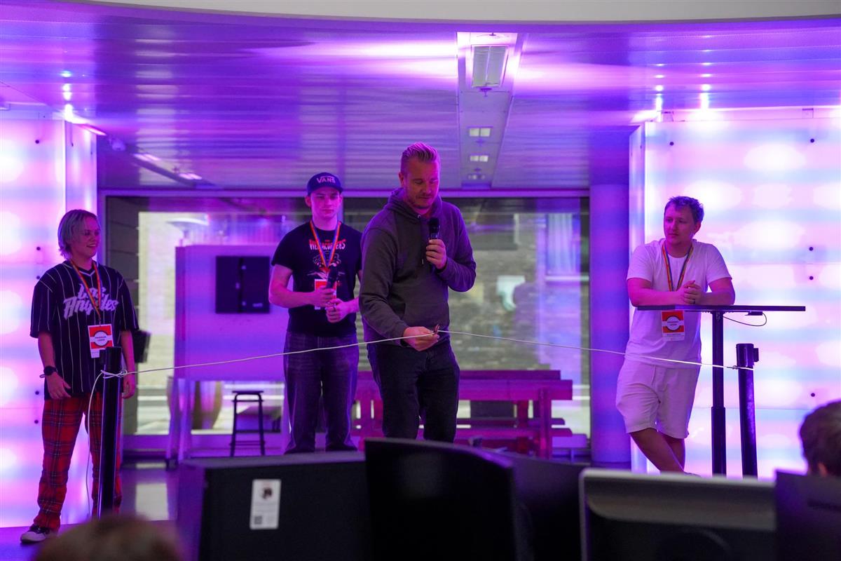 Jo Erlend Thunberg klipper nettverkskabelen og IM-LAN 2025 er offisielt åpnet. - Klikk for stort bilde