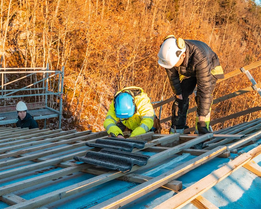 Unger bygningsarbeidere på tak - Klikk for stort bilde