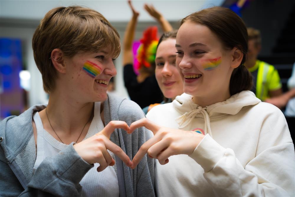 tre jenter feirer Pride - Klikk for stort bilde