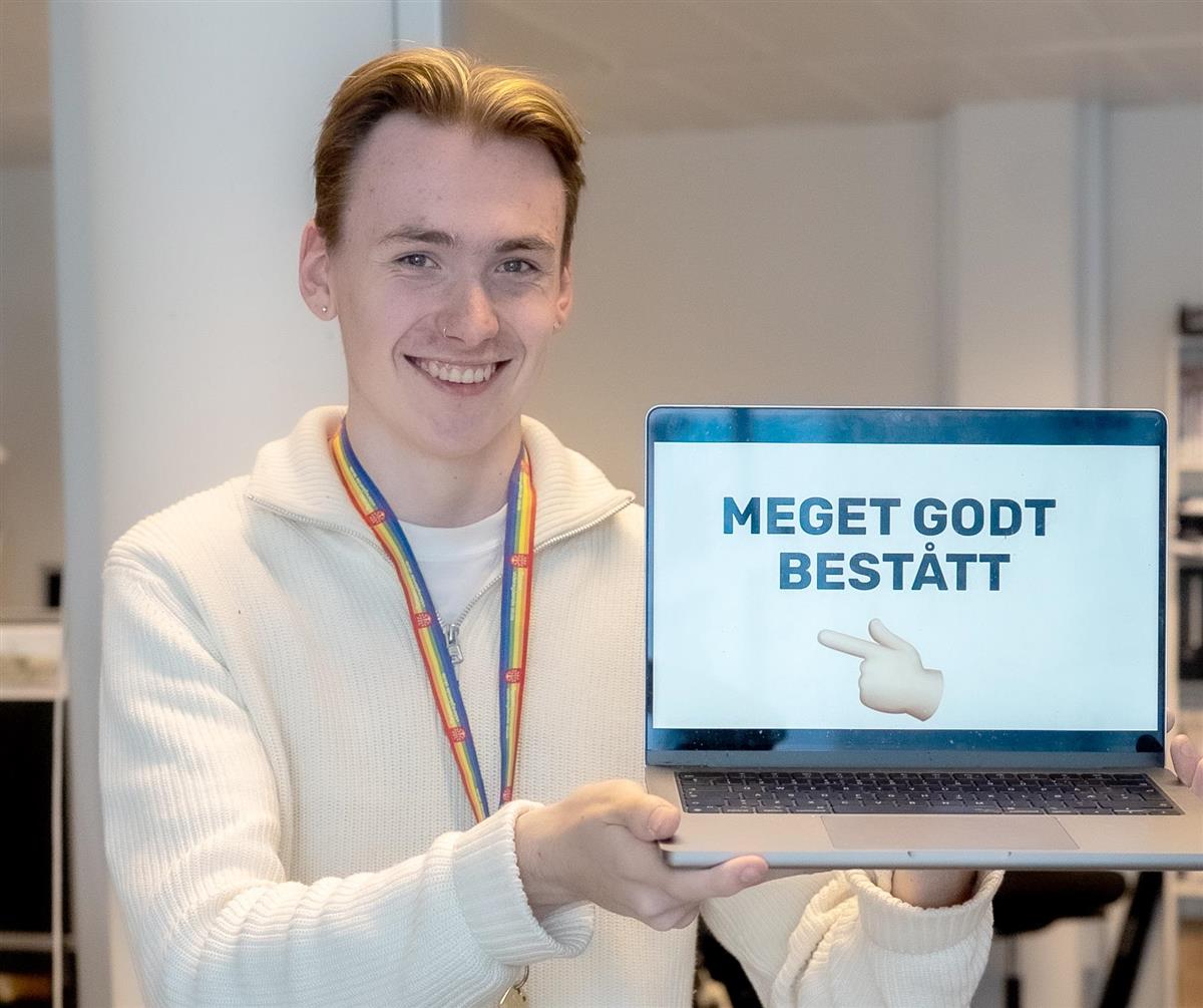 Fredrik Rønning Birkeland tydelig fornøyd med meget godt bestått fagprøve i innholdsproduksjon. - Klikk for stort bilde