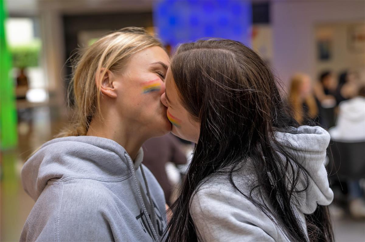 to unge jenter kysser - Klikk for stort bilde