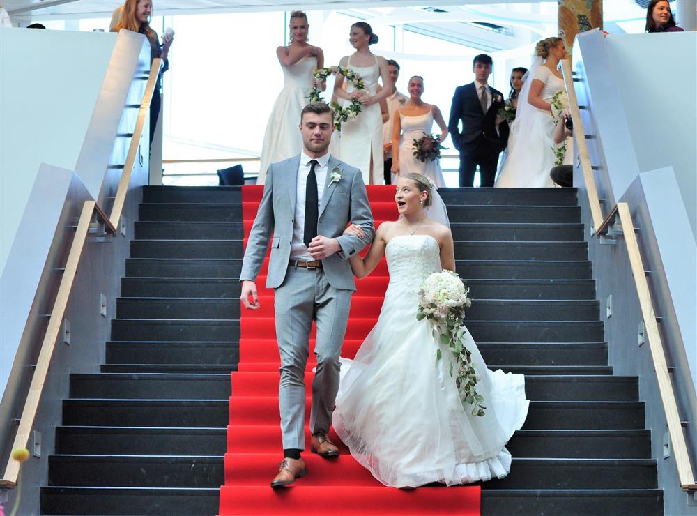 brudepar ned trapp - Klikk for stort bilde