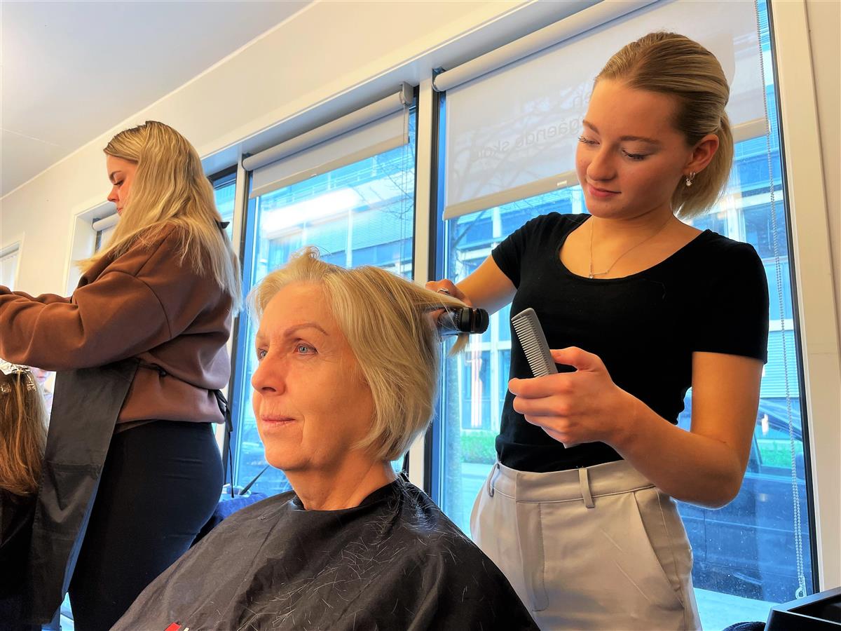 Ing frisør steller middelaldrende kvinne på håret - Klikk for stort bilde
