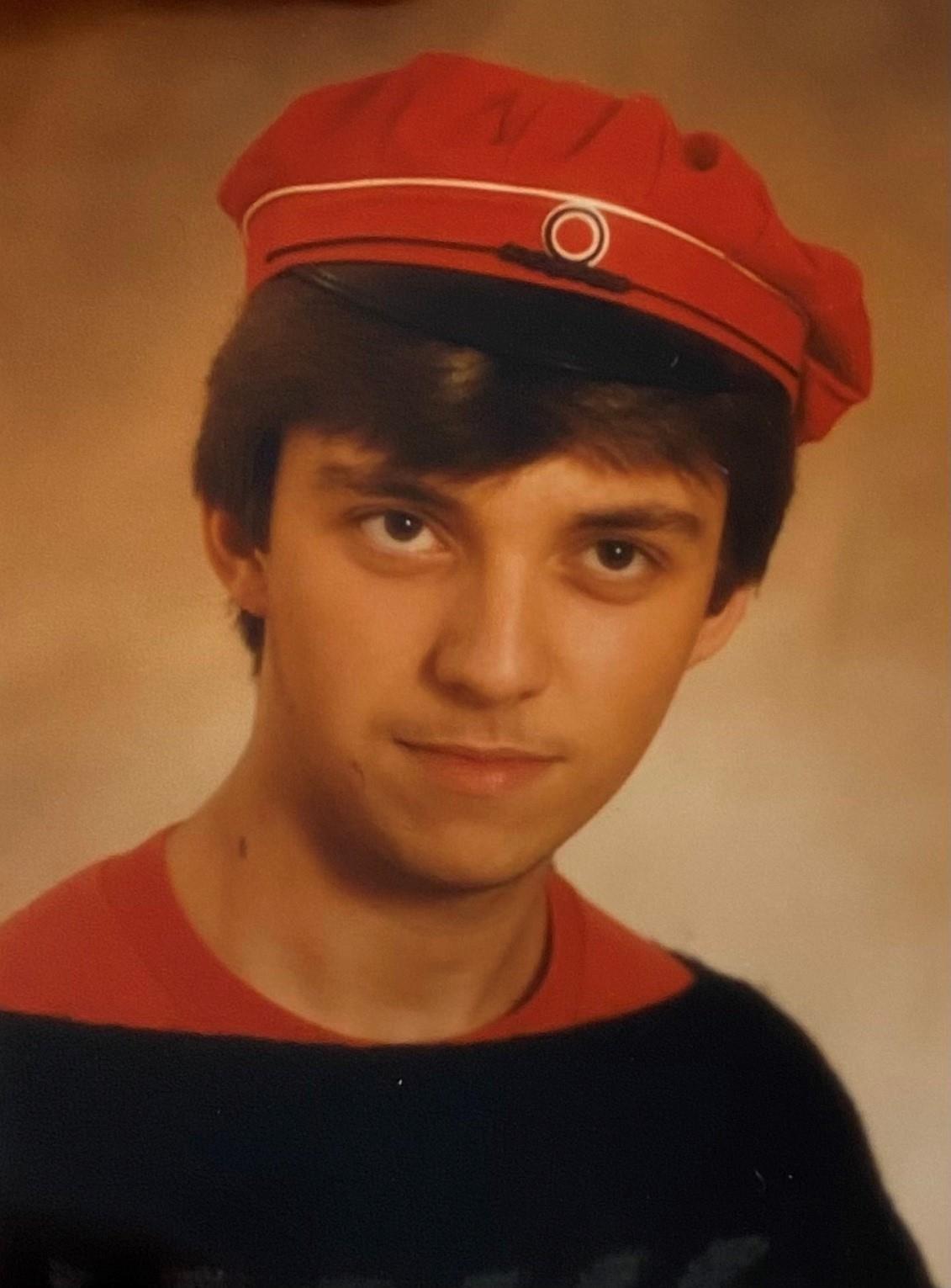 ung mann med rødrusslue - Klikk for stort bilde