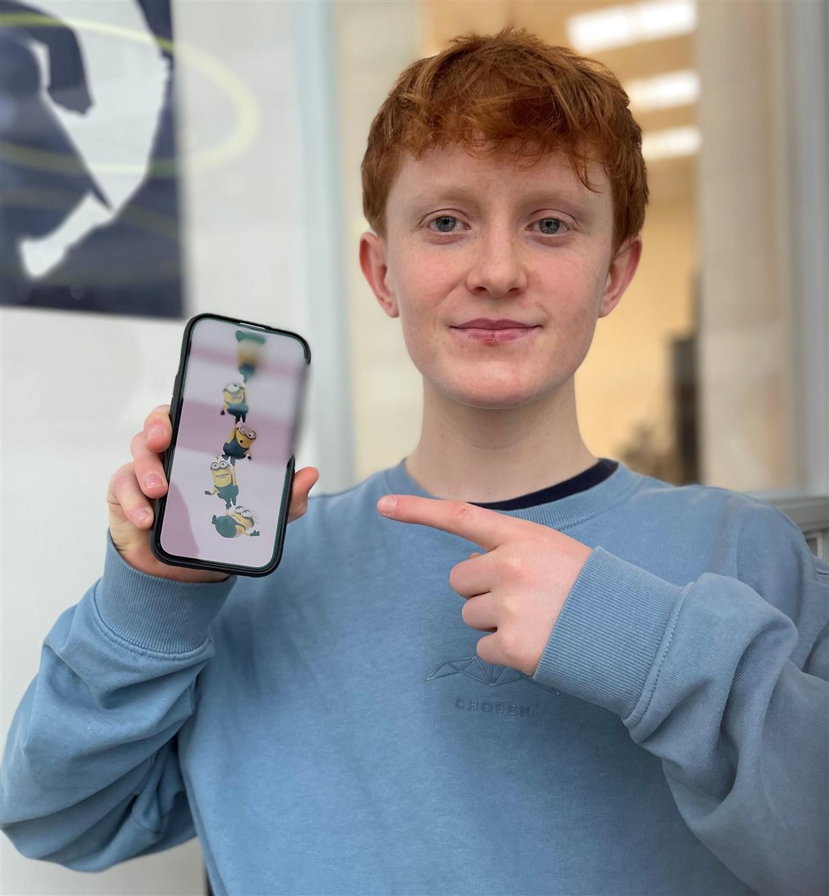 Ung gutt med mobil - Klikk for stort bilde