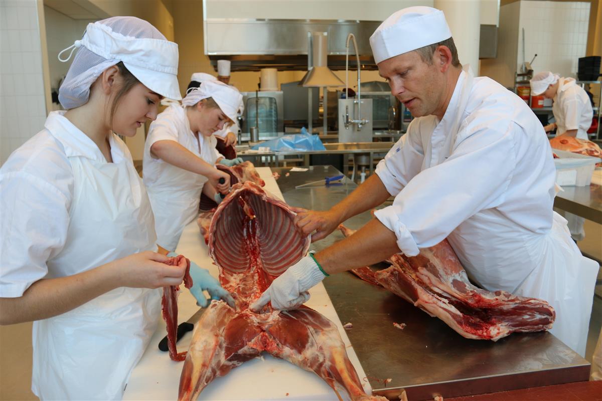 Mann og ung jente med slakt - Klikk for stort bilde